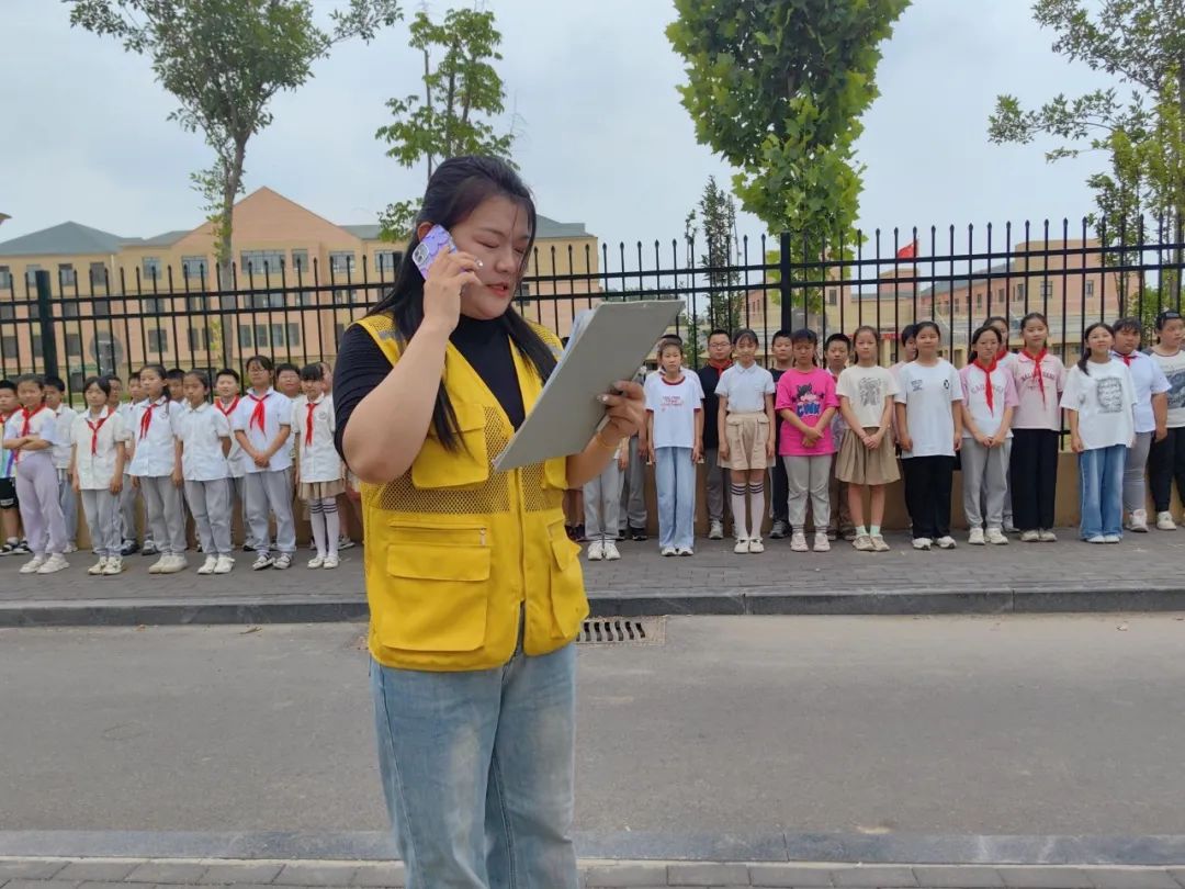 為愛護(hù)航 安全“童”行——稼軒小學(xué)開展校車疏散逃生應(yīng)急演練活動(dòng)