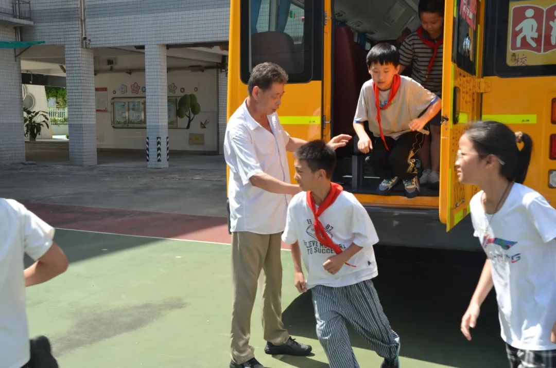 強化校車安全意識 共筑學生安全防線——記鄒區二實小校車安全應急疏散演練活動