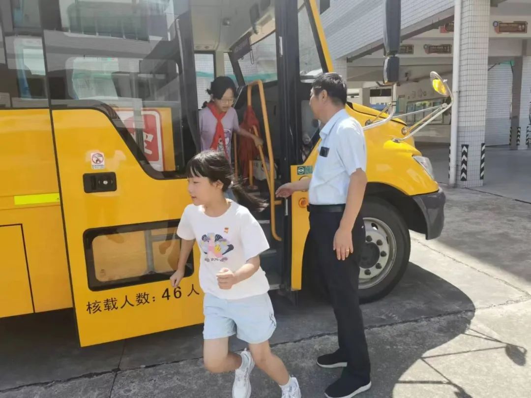 強化校車安全意識 共筑學生安全防線——記鄒區二實小校車安全應急疏散演練活動