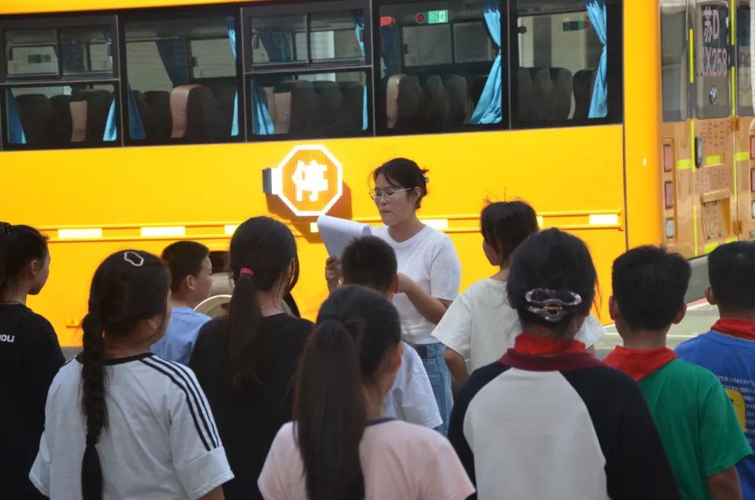 強化校車安全意識 共筑學生安全防線——記鄒區二實小校車安全應急疏散演練活動