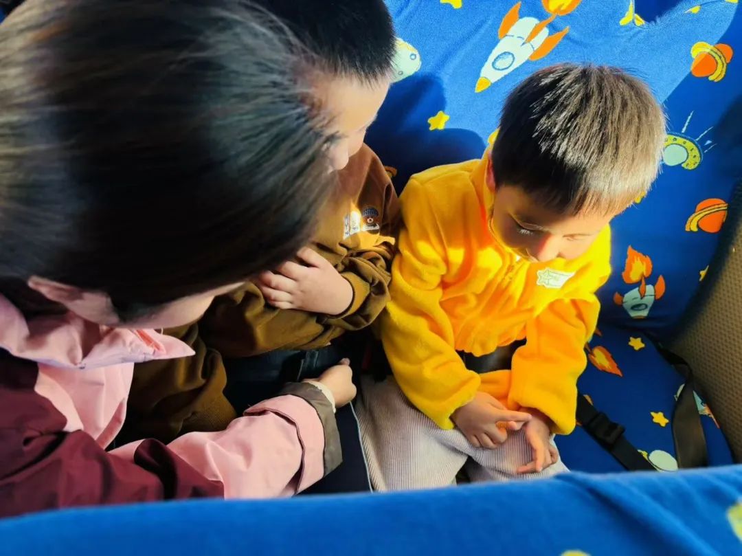 【安全教育】為愛護(hù)航，安全“童”行--布朗幼兒園校車安全演練