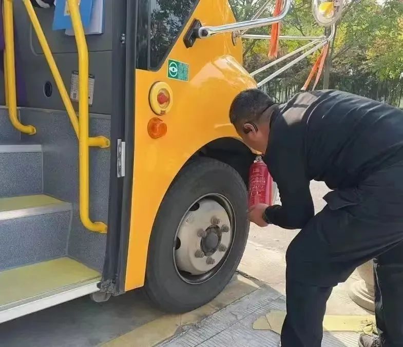 【安全教育】為愛護(hù)航，安全“童”行--布朗幼兒園校車安全演練