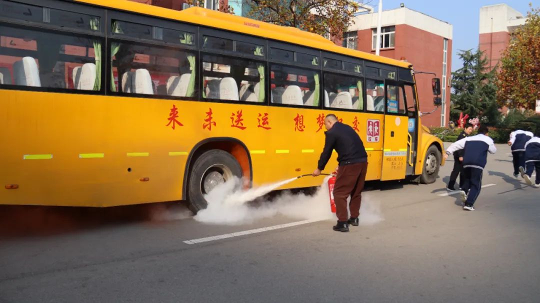 【平安校園】校車演練不松懈 安全意識筑心間——寧陽縣復圣中學初中部校車安全應急演練