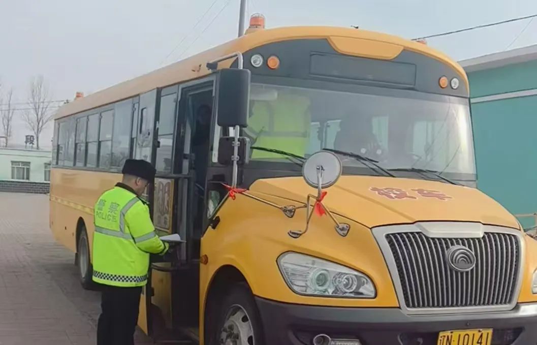 【護航開學(xué)季】建平交警開展校車安全大檢查工作，護航學(xué)生平安出行
