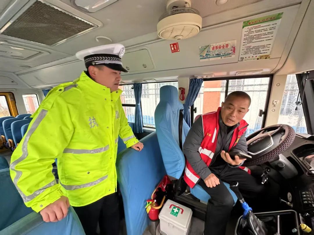 【玉桂校區(qū)】筑牢安全防線，護(hù)航平安上學(xué)路—— 咸寧實(shí)驗(yàn)外國語學(xué)校玉桂校區(qū)開展校車安全專項(xiàng)檢查