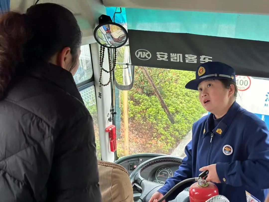 【玉桂校區(qū)】筑牢安全防線，護(hù)航平安上學(xué)路—— 咸寧實(shí)驗(yàn)外國語學(xué)校玉桂校區(qū)開展校車安全專項(xiàng)檢查