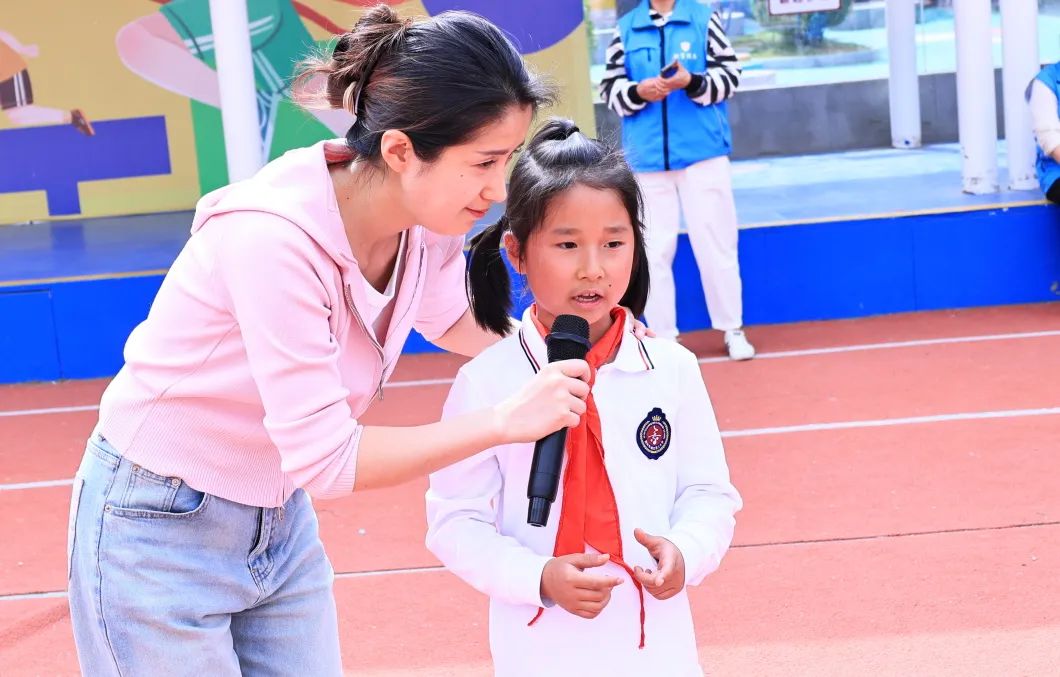 【曲江三小“名校+”教育集團(tuán)】筑牢校車安全防線 守護(hù)學(xué)生平安出行——校車安全演練活動(dòng)