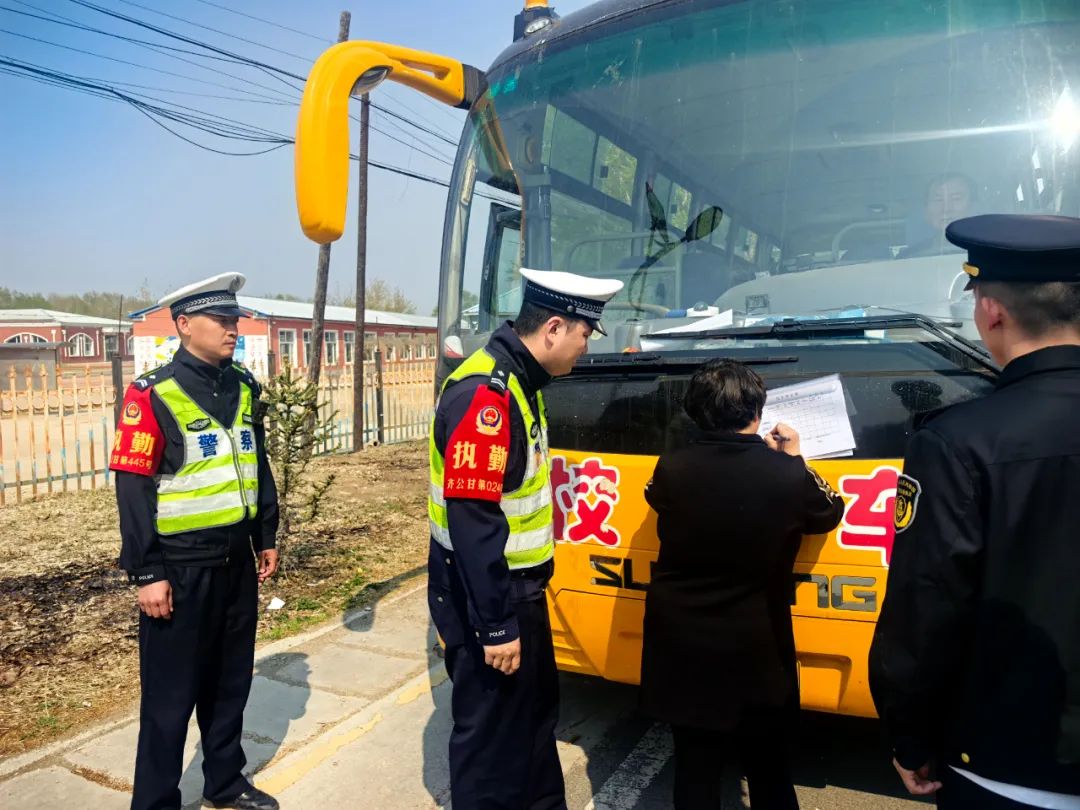 甘南公安:多部門聯合開展校車安全專項檢查 織密筑牢學生出行安全網 圖片