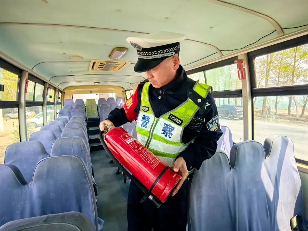 甘南公安:多部門聯合開展校車安全專項檢查 織密筑牢學生出行安全網 圖片