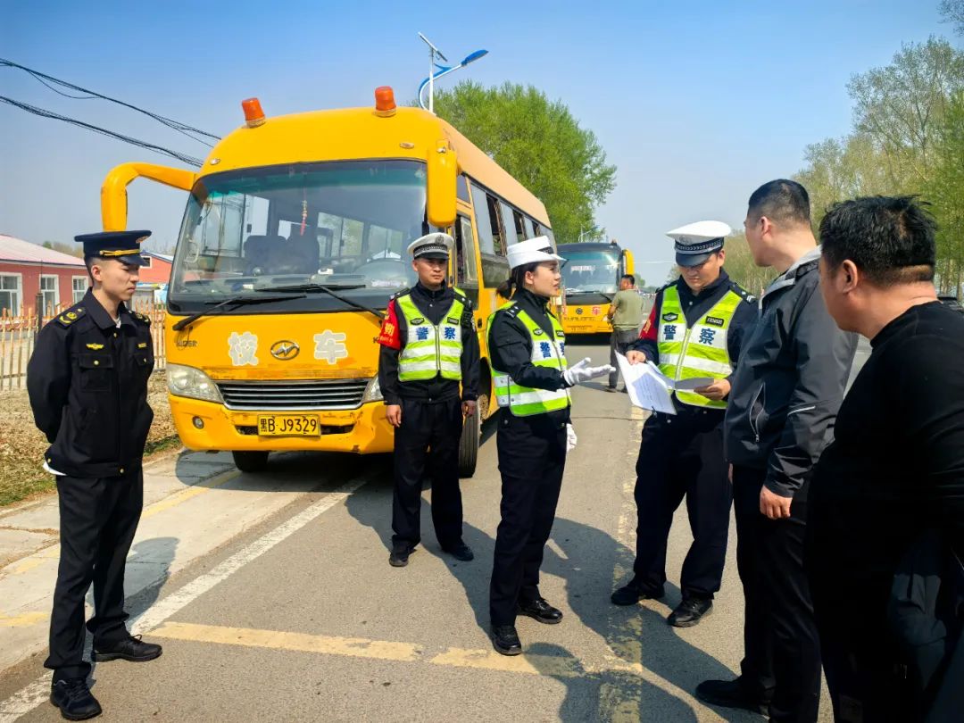 甘南公安:多部門聯合開展校車安全專項檢查 織密筑牢學生出行安全網 圖片