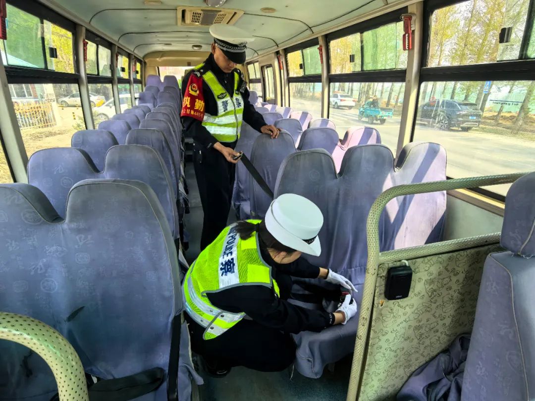 甘南公安:多部門聯合開展校車安全專項檢查 織密筑牢學生出行安全網 圖片