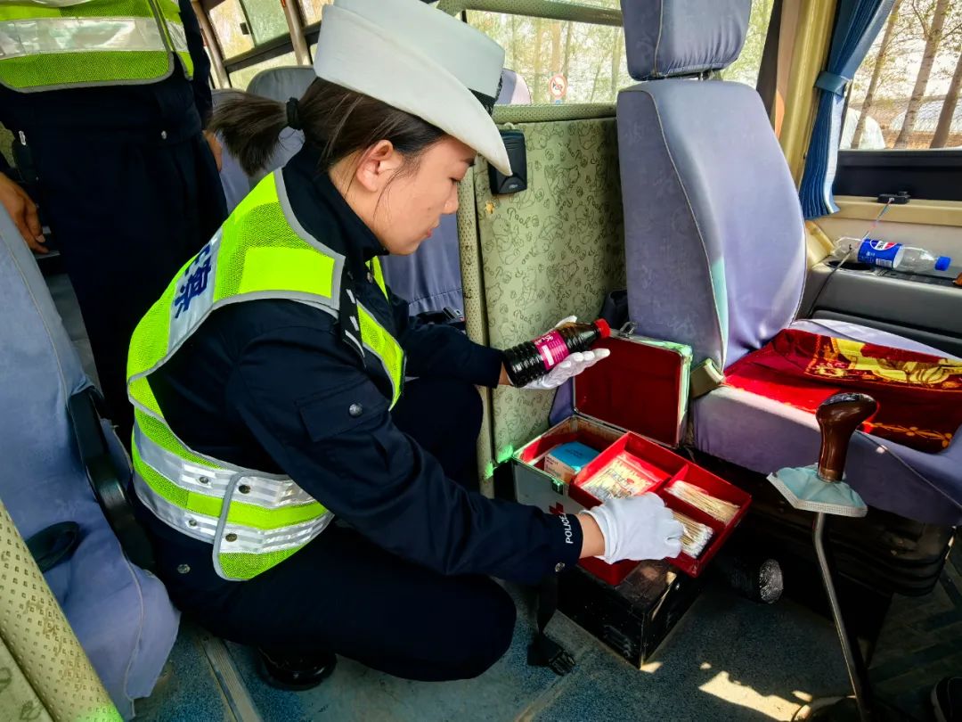 甘南公安:多部門聯合開展校車安全專項檢查 織密筑牢學生出行安全網 圖片