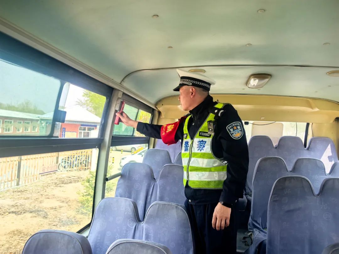 甘南公安:多部門聯合開展校車安全專項檢查 織密筑牢學生出行安全網 圖片