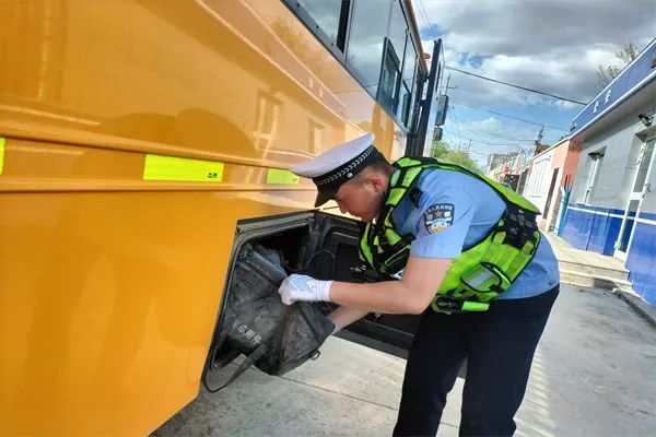 七進(jìn)宣傳|阿勒泰市公安局交警大隊(duì)深入學(xué)校開展校車安全隱患檢查工作 圖片