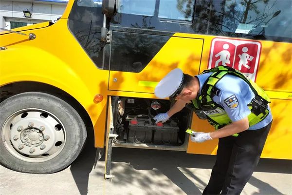 七進(jìn)宣傳|阿勒泰市公安局交警大隊(duì)深入學(xué)校開展校車安全隱患檢查工作 圖片