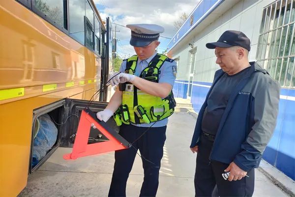 七進(jìn)宣傳|阿勒泰市公安局交警大隊(duì)深入學(xué)校開展校車安全隱患檢查工作 圖片