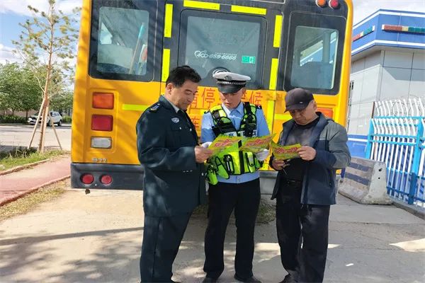 七進(jìn)宣傳|阿勒泰市公安局交警大隊(duì)深入學(xué)校開展校車安全隱患檢查工作 圖片