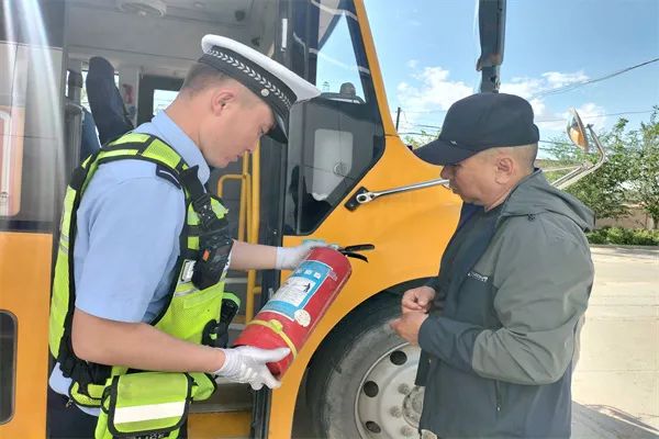 七進(jìn)宣傳|阿勒泰市公安局交警大隊(duì)深入學(xué)校開展校車安全隱患檢查工作 圖片