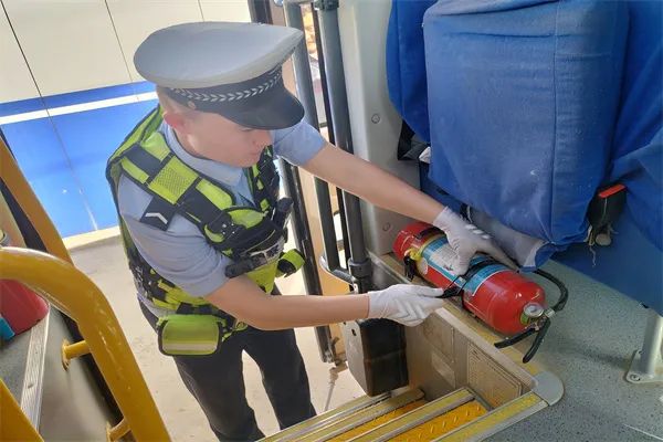 七進(jìn)宣傳|阿勒泰市公安局交警大隊(duì)深入學(xué)校開展校車安全隱患檢查工作 圖片