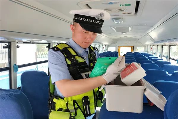 七進(jìn)宣傳|阿勒泰市公安局交警大隊(duì)深入學(xué)校開展校車安全隱患檢查工作 圖片