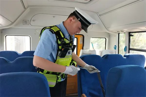 七進(jìn)宣傳|阿勒泰市公安局交警大隊(duì)深入學(xué)校開展校車安全隱患檢查工作 圖片