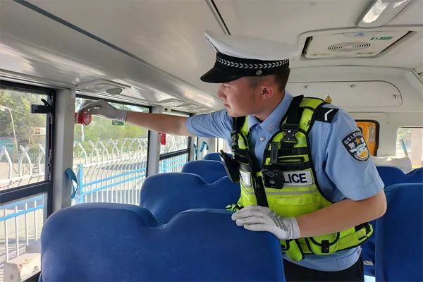 七進(jìn)宣傳|阿勒泰市公安局交警大隊(duì)深入學(xué)校開展校車安全隱患檢查工作 圖片