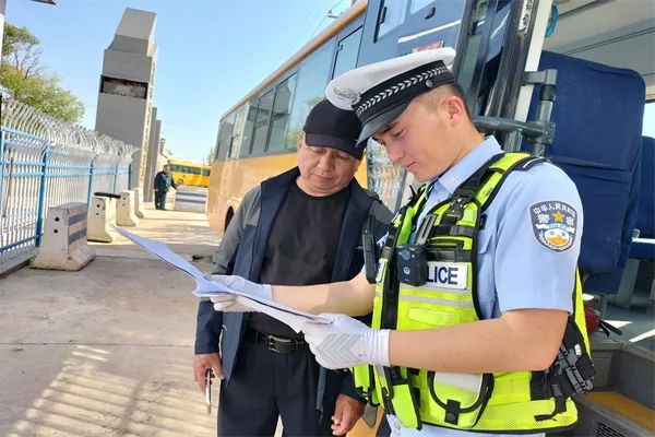 七進(jìn)宣傳|阿勒泰市公安局交警大隊(duì)深入學(xué)校開展校車安全隱患檢查工作 圖片