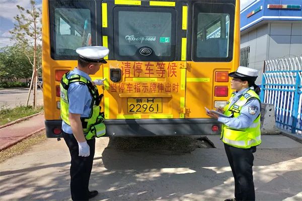 七進(jìn)宣傳|阿勒泰市公安局交警大隊(duì)深入學(xué)校開展校車安全隱患檢查工作 圖片