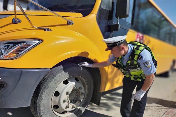 七進(jìn)宣傳|阿勒泰市公安局交警大隊(duì)深入學(xué)校開展校車安全隱患檢查工作 圖片