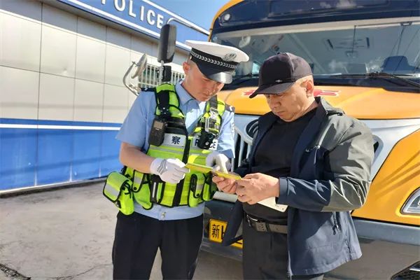 七進(jìn)宣傳|阿勒泰市公安局交警大隊(duì)深入學(xué)校開展校車安全隱患檢查工作 圖片