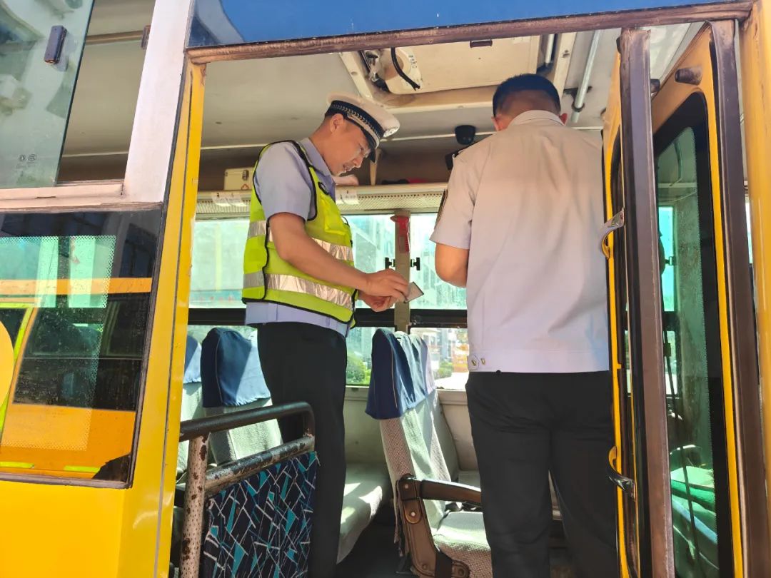 教聯體在行動丨高里街道中心學校迎接校車安全檢查