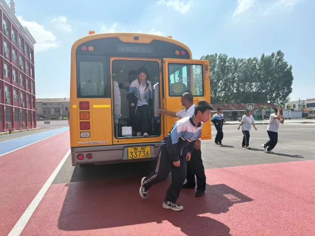 【全環境立德樹人】筑牢校車安全防線----方下中心中學開展校車安全疏散演練活動