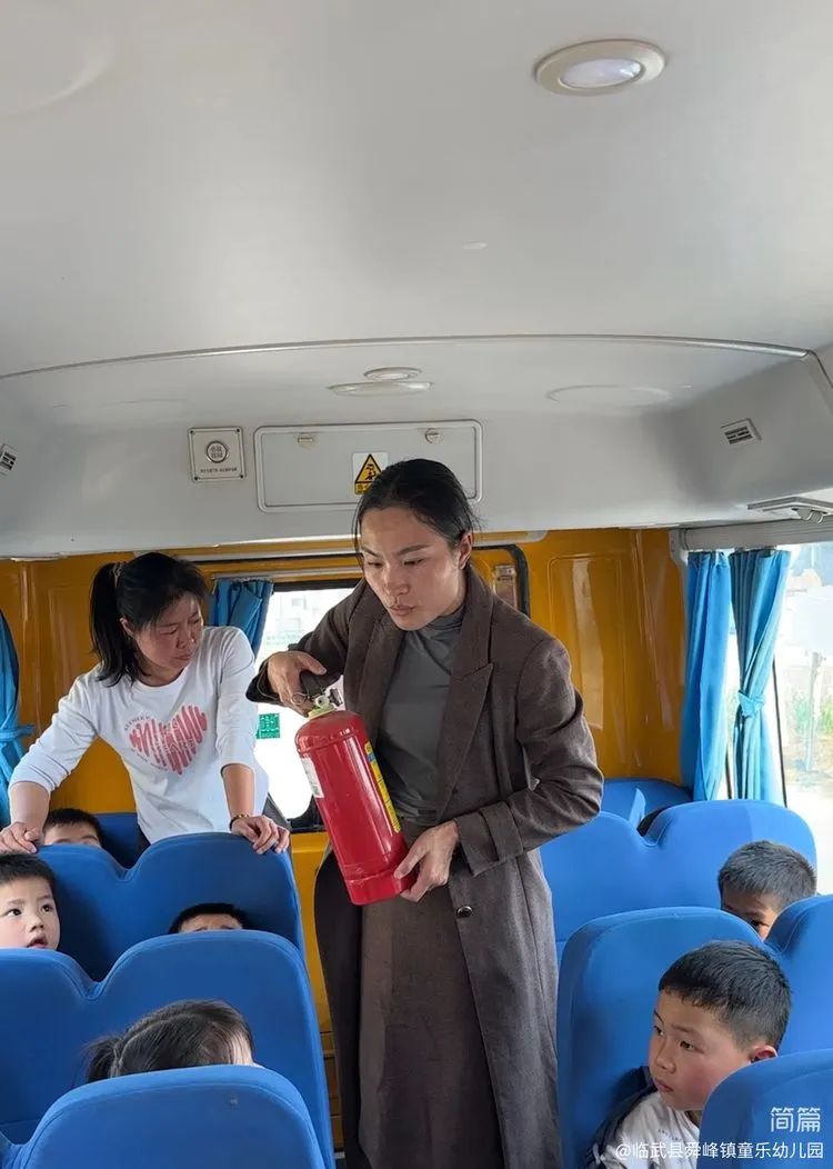 “為愛護航，校車安全伴我行”——童樂幼兒園校車安全演練