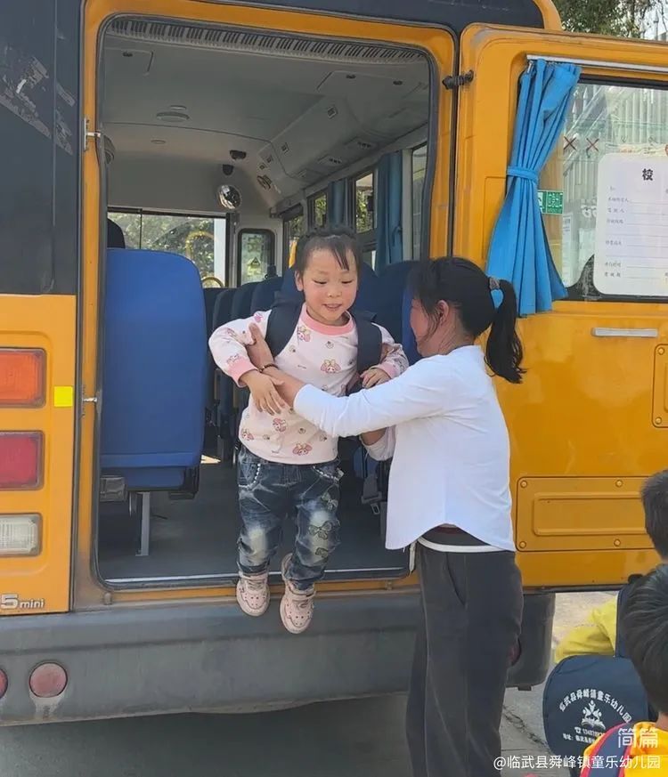 “為愛護航，校車安全伴我行”——童樂幼兒園校車安全演練