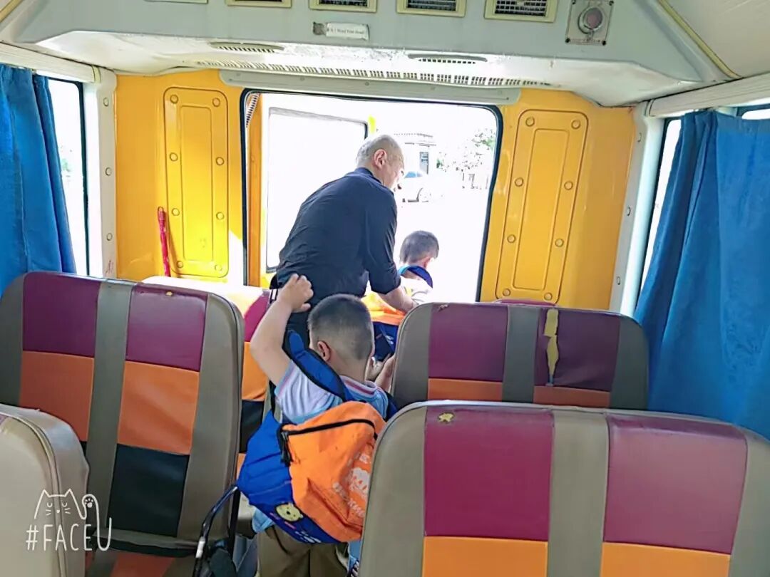 華林幼兒園校車逃生演練：為孩子安全“加碼”