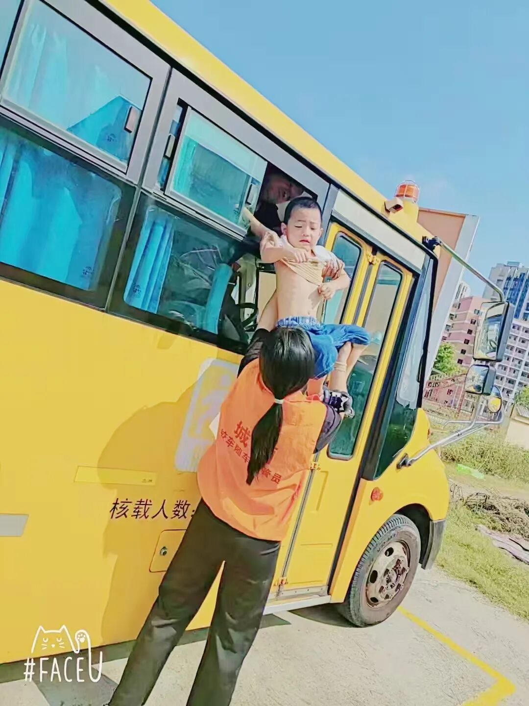 華林幼兒園校車逃生演練：為孩子安全“加碼”