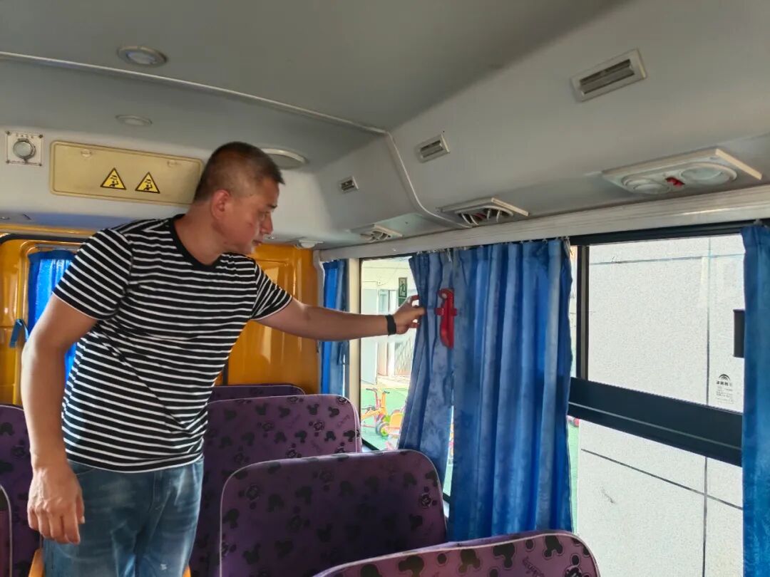 【校車安全】安全乘校車 平安伴我行——榜頭鎮藍天幼兒園校車安全應急演練