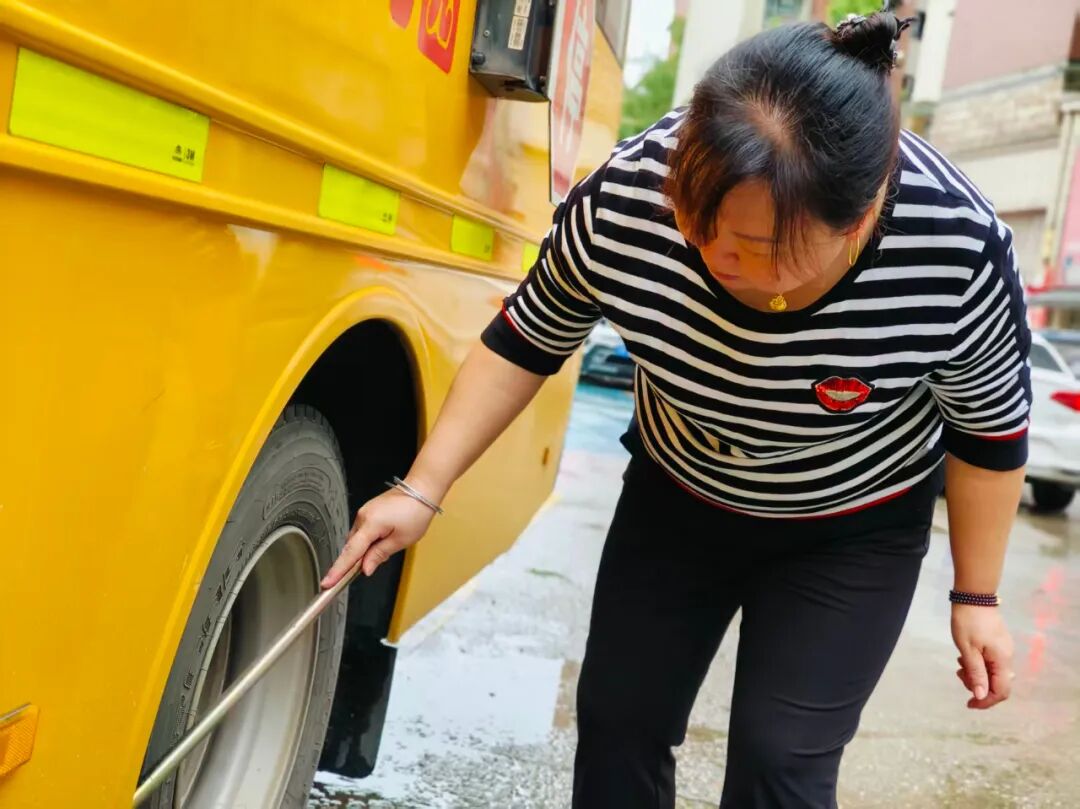 安全乘校車 平安伴我行——濱江泰合幼兒園校車安全應(yīng)急演練
