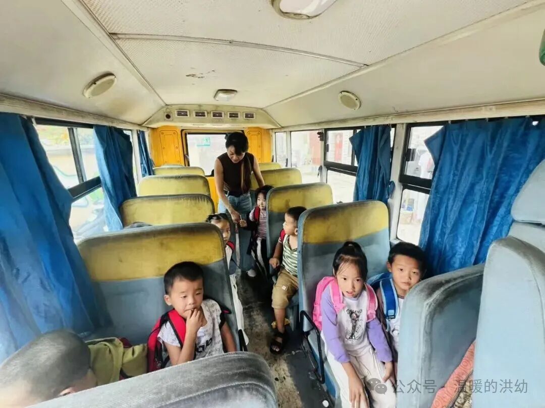 校車安全伴我行，筑牢幼兒出行“生命線”——洪家嘴中心幼兒園開展校車應急演練