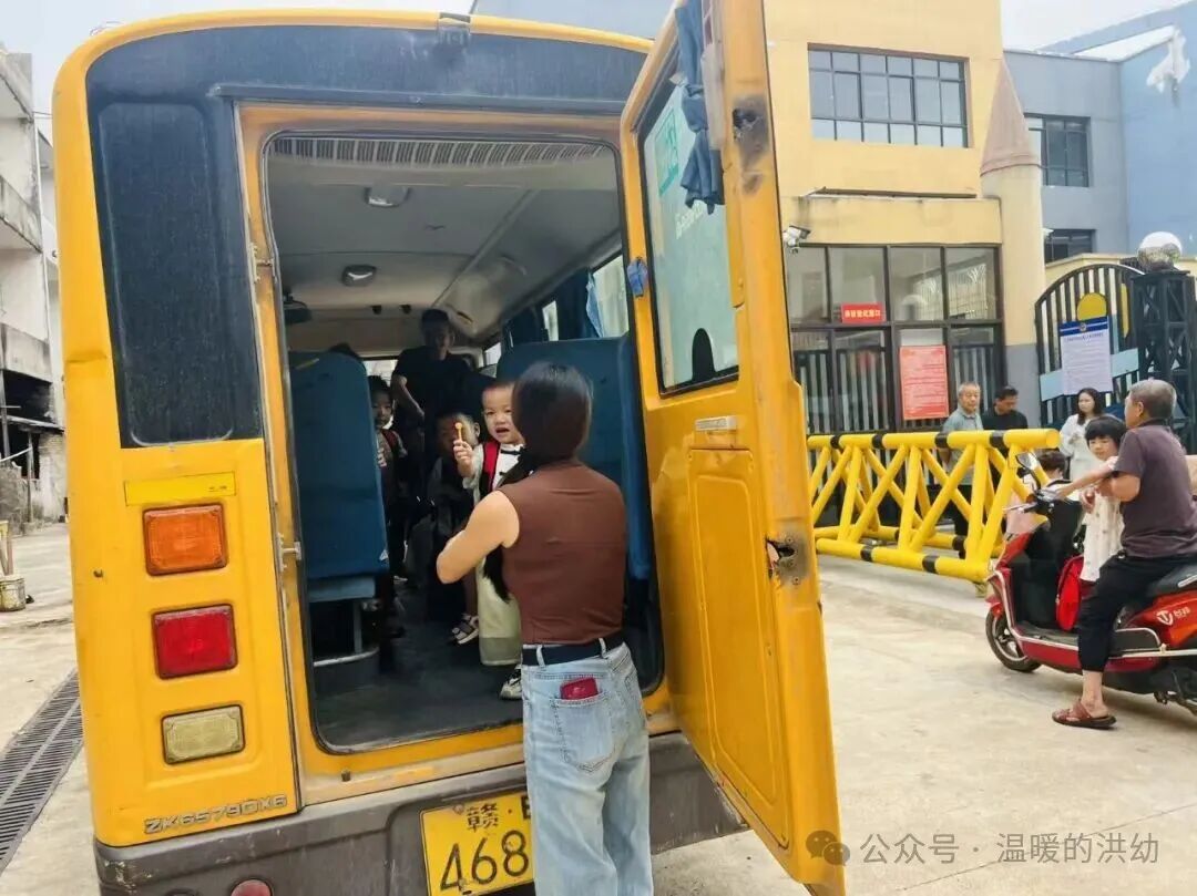 校車安全伴我行，筑牢幼兒出行“生命線”——洪家嘴中心幼兒園開展校車應急演練