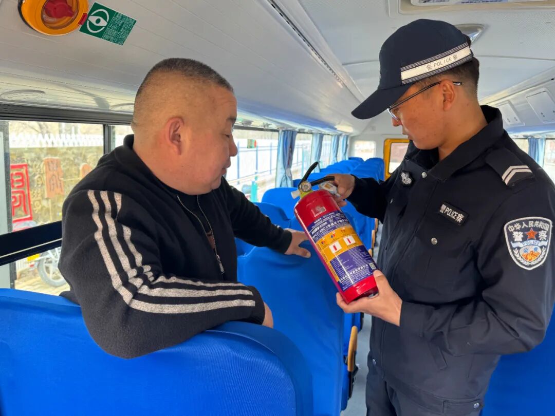 富蘊公安：繪就校車平安底色 踐行公安溫暖守護