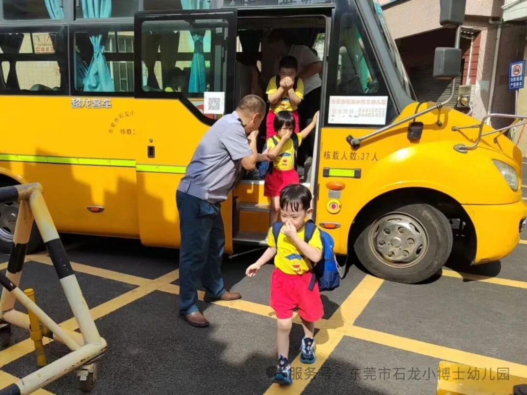 【校車演練】安全乘車，伴我同行——小博士幼兒園校車逃生安全演練活動