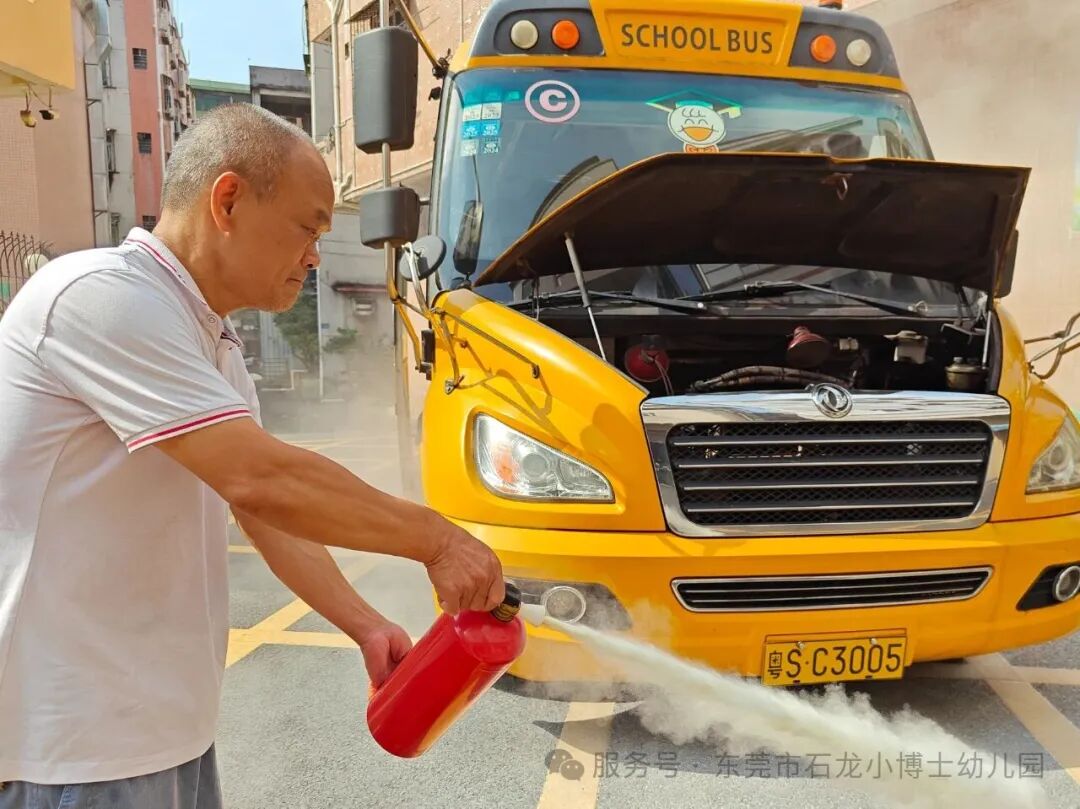 【校車演練】安全乘車，伴我同行——小博士幼兒園校車逃生安全演練活動