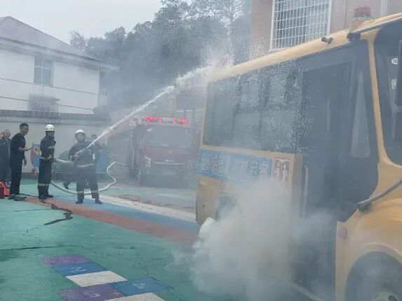 爐觀鎮(zhèn)蘆茅江幼兒園校車安全應(yīng)急綜合演練