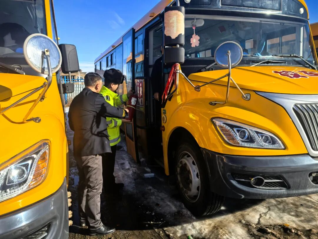 雪假即將結(jié)束，烏魯木齊交警為校車安全擰緊“安全閥”