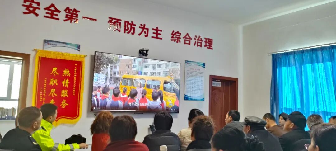 雪假即將結(jié)束，烏魯木齊交警為校車安全擰緊“安全閥”