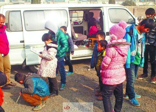 核載6人校車坐18學生被查  一女孩對鏡頭擺V字手勢