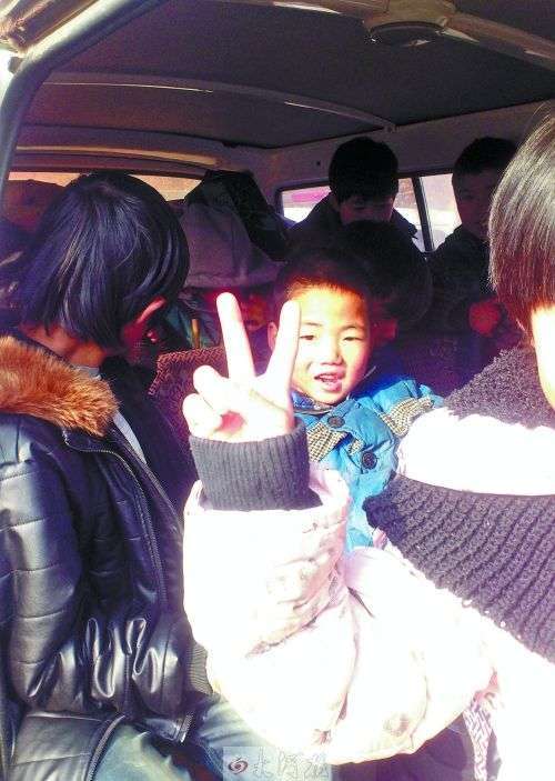 核載6人校車坐18學生被查  一女孩對鏡頭擺V字手勢