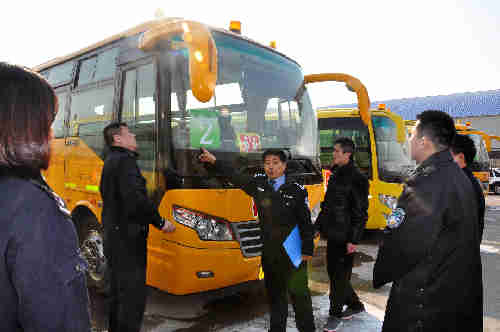 淄博張店：校車大檢查保平安開學(xué)