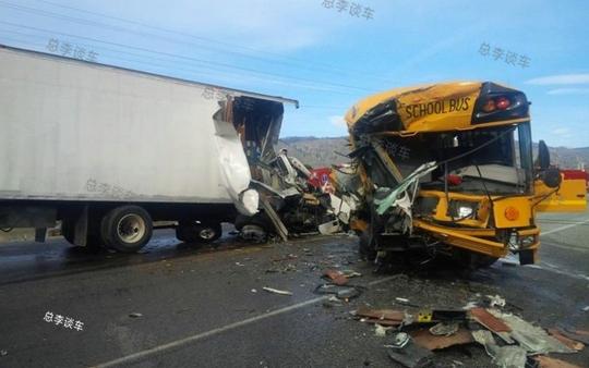 皮卡被校車追尾，慘不忍睹，美國校車到底有多結實？